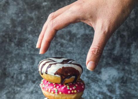 例假来了吃甜食会胖吗,为什么一到生理期就想吃甜品