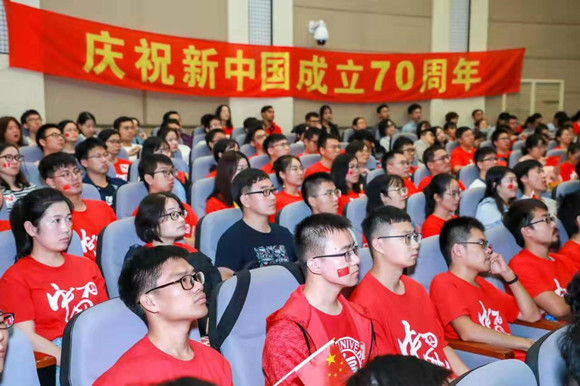 大学观看国庆70周年阅兵仪式,上海高校阅兵感受