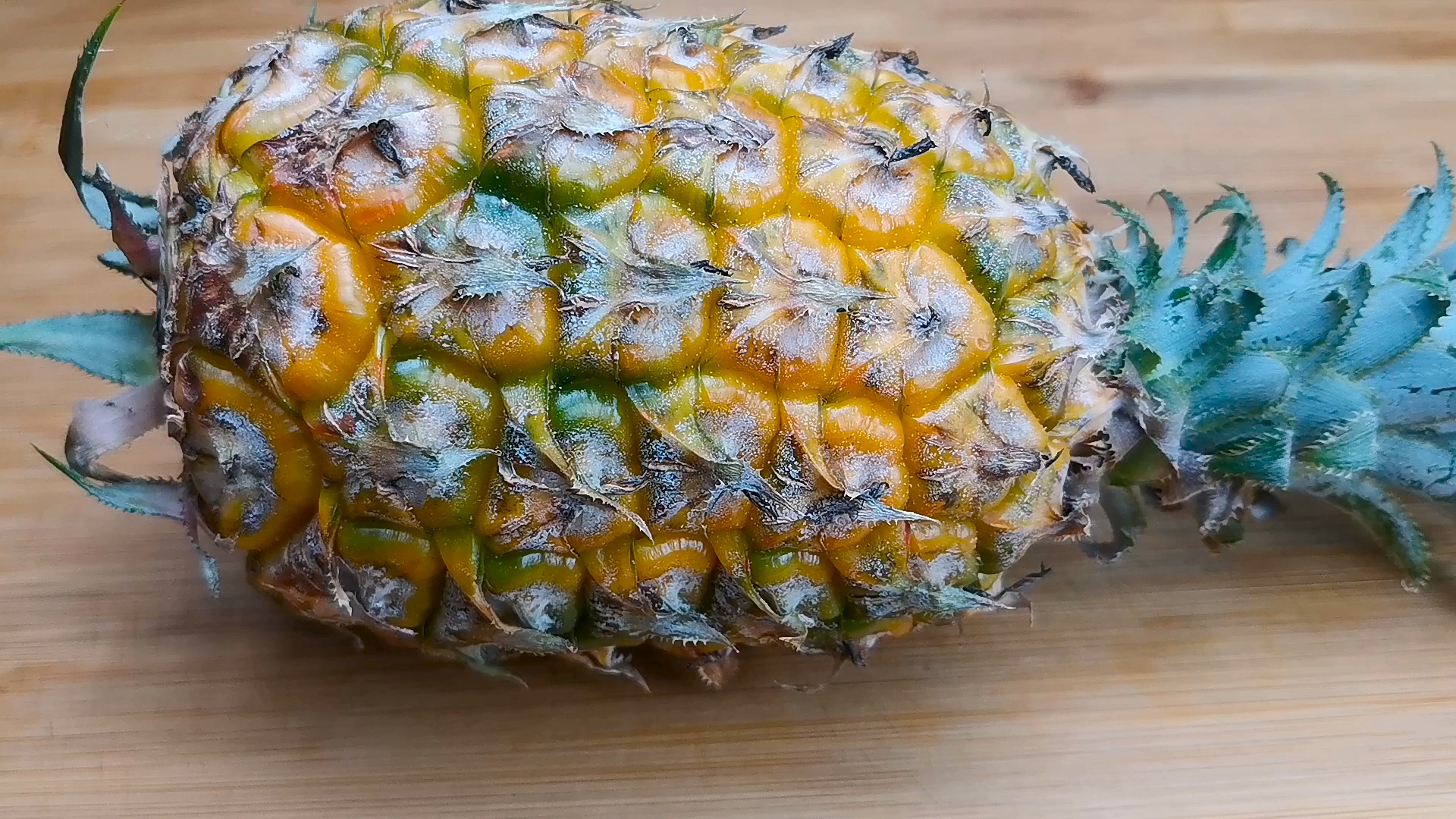 泡菠萝的水是要烫的还是冷的,泡菠萝是不是一盆盐水和一盆凉水