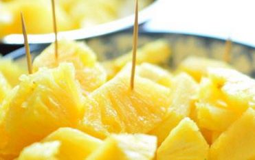 吃菠萝怕过敏扎嘴？营养师：不妨把菠萝煮熟了再吃，口味更丰富