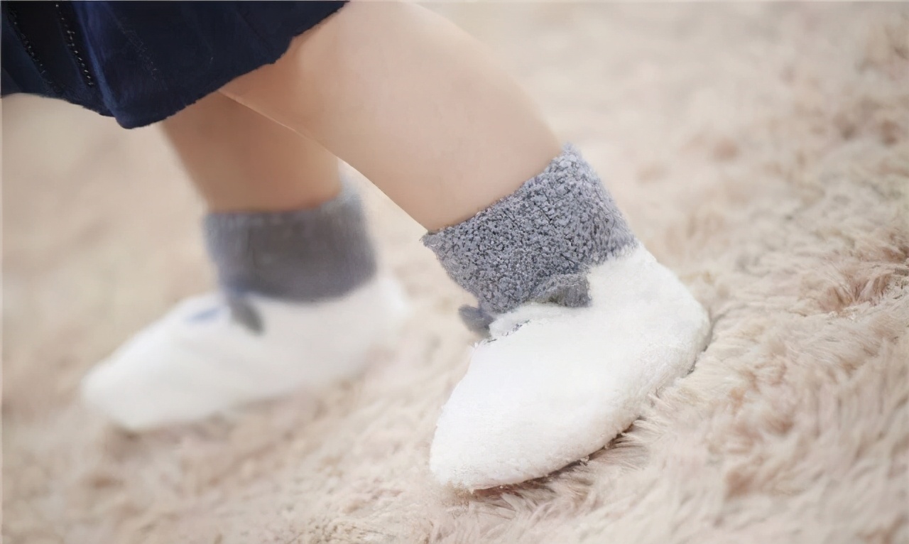 2岁宝宝不爱穿袜子怎么办,地板凉宝宝不爱穿鞋穿袜子怎么办