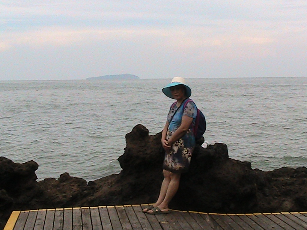 带着孙女去海边,奶奶带着小孙女在北海涠洲岛玩