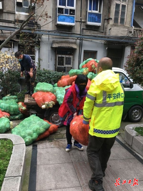 社区工作人员及志愿者的贴心服务,社区工作人员及社区志愿者