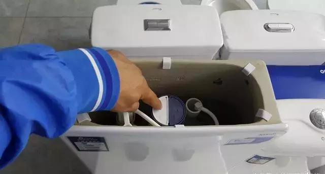 马桶冲力下降怎么办?内行人只用了1招,冲力立马强10倍