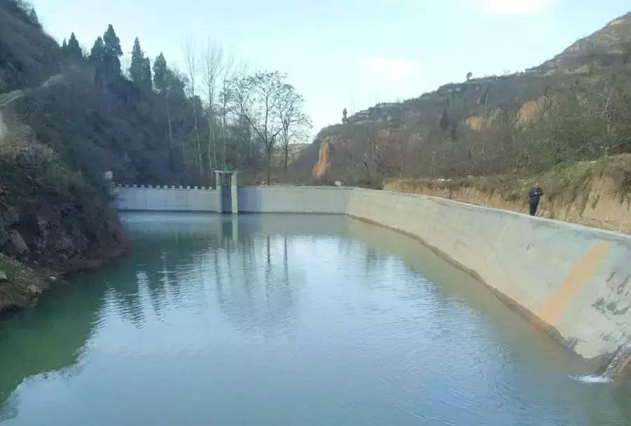 村书记在乡下帮村民处理什么事情,驻村干部下地干活