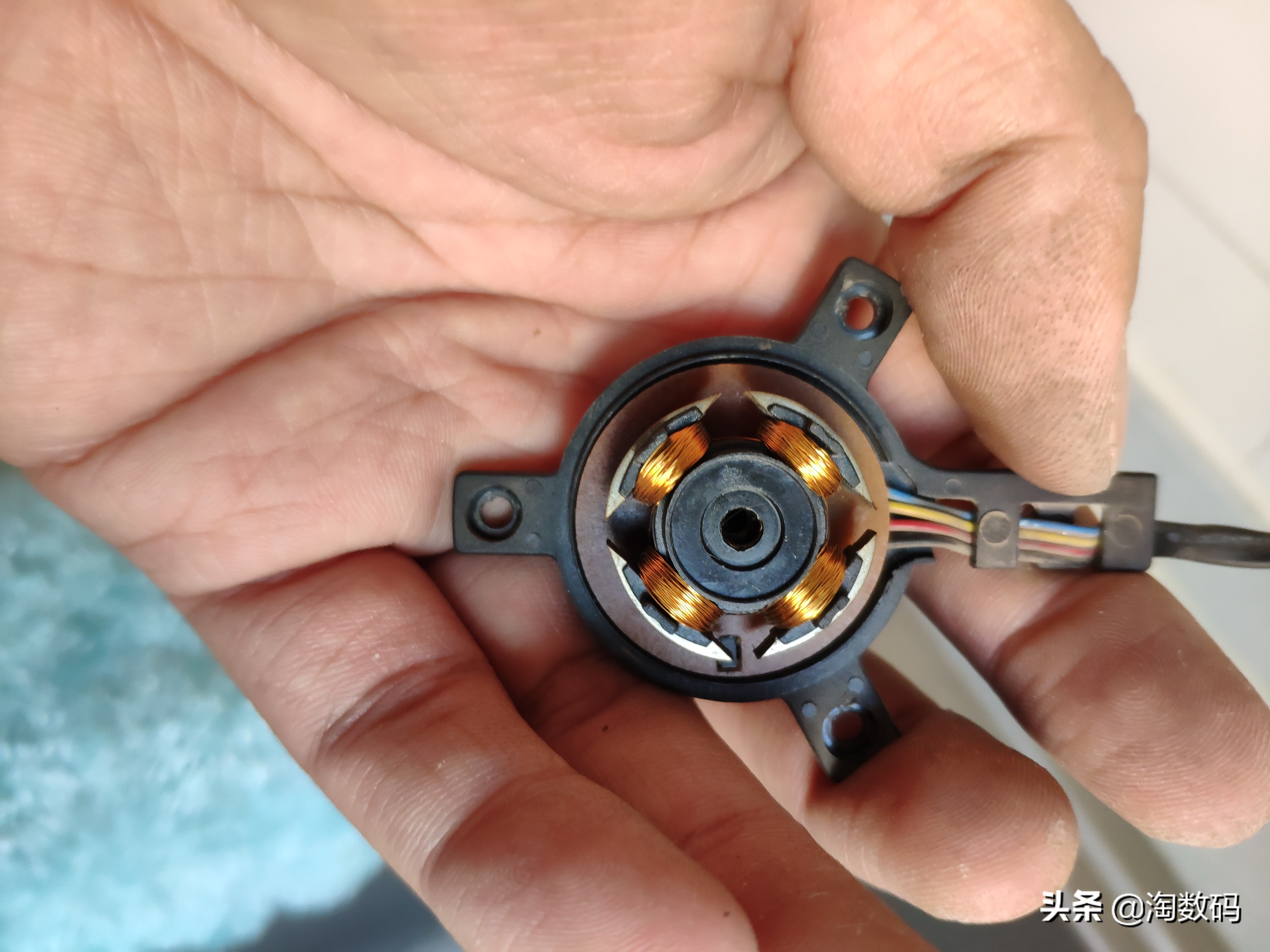 碎纸片卷进显卡风扇轴承？！WD40防锈液+小牙签完美解决咆哮风扇