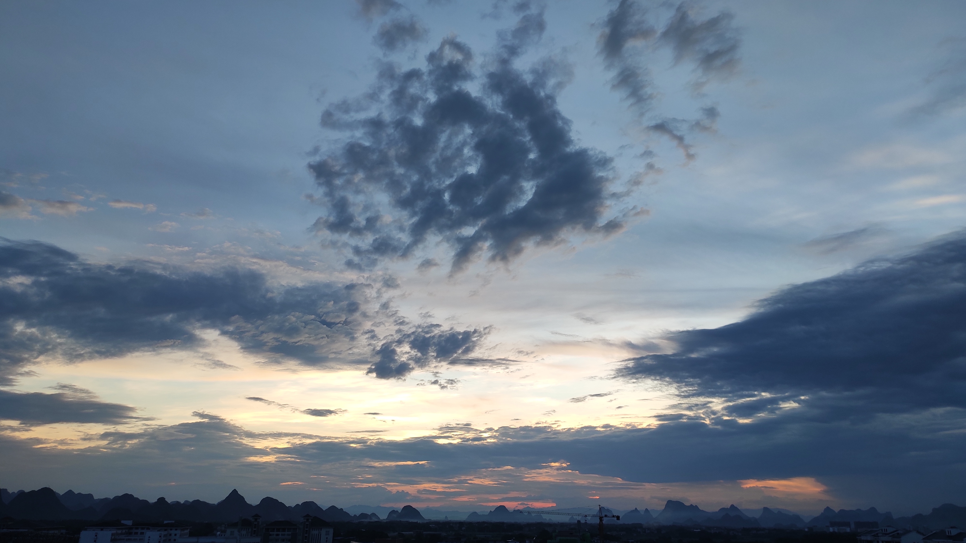 文豪鲁迅曾说：读死书是害己，一开口就害人，但不读书也并不见好