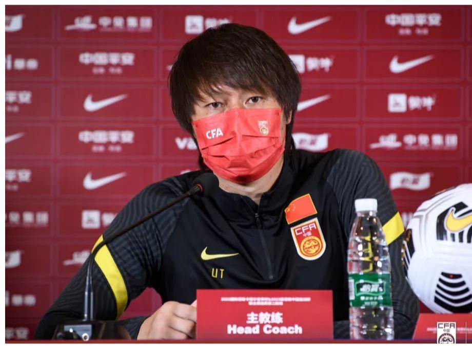 国足vs日本李铁场边指挥,国足击败越南队李铁采访