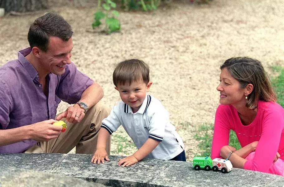 全球最帅王子18岁净身出户，上海打工赚钱：生来是王子，太惨了