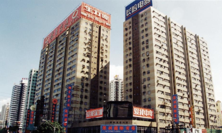 1979年改革，没钱发展怎么办？邓公请5位大佬涮羊肉，点将荣毅仁