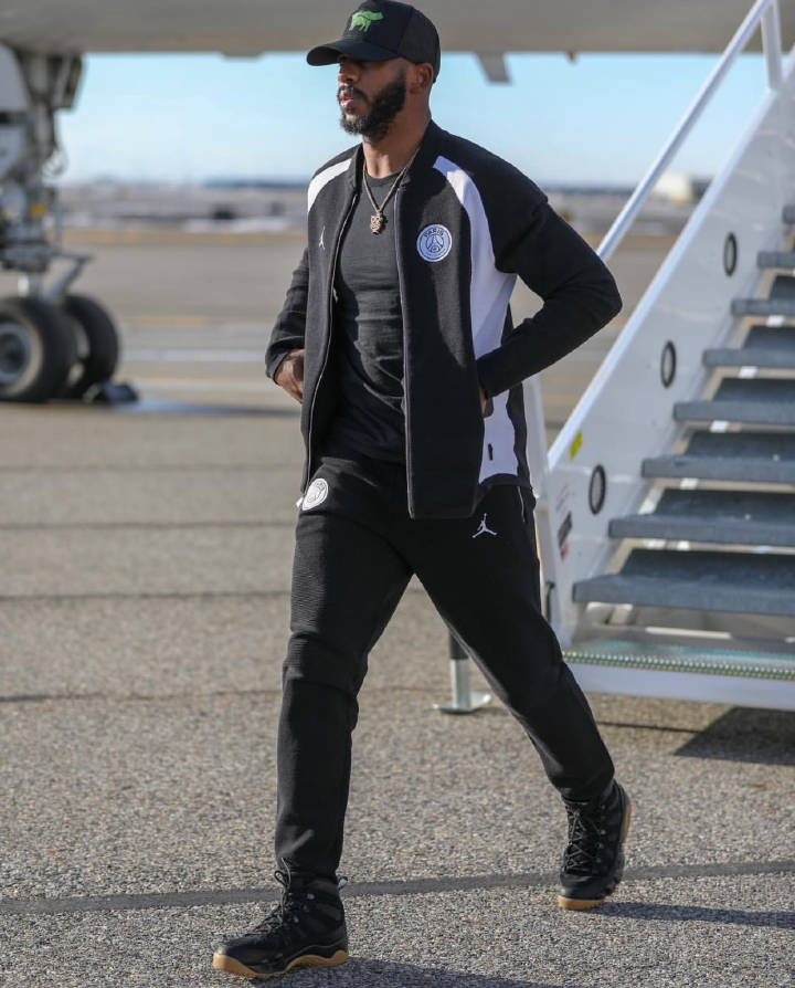 火箭抵达盐湖城，别人都穿羽绒服，保罗不冷吗？卡佩拉最搞笑