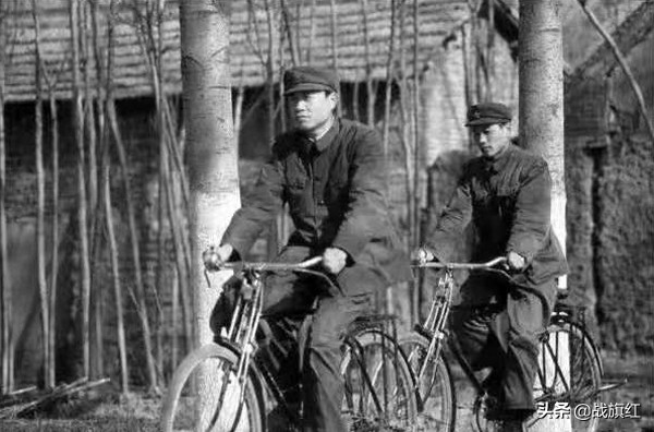 照相馆有个漂亮姑娘，当兵的很乐意照相，老兵在此喜拍结婚照