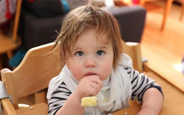 小孩吃手怎么正确引导,宝宝口欲期吃手怎么办