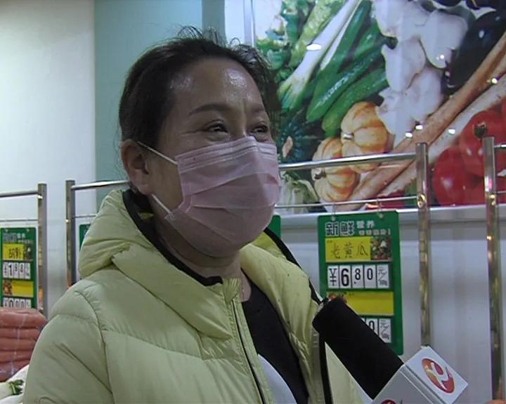 记者暗访居民小区疫情防控工作,采访路人对防疫的看法