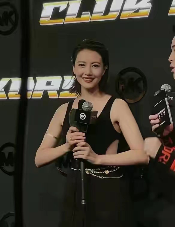 41岁高圆圆穿清纯白裙气质好,高圆圆现身街头穿白裙露香肩