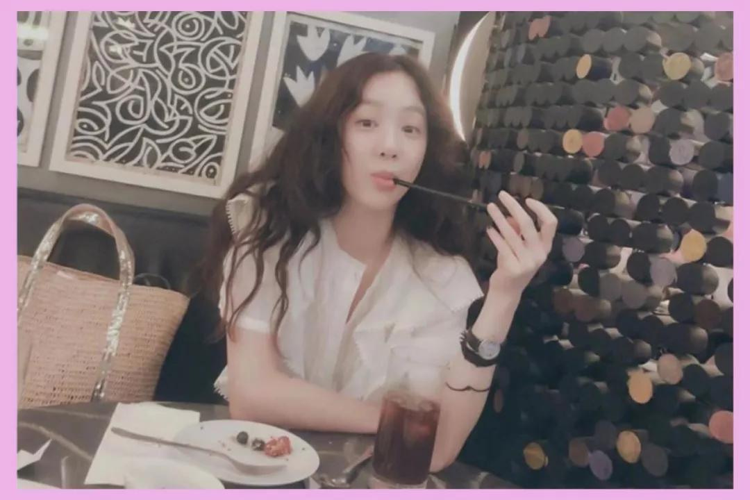 郑丽媛穿搭晒图，被小卷毛圈粉，这样的韩国小姐姐请给我一沓