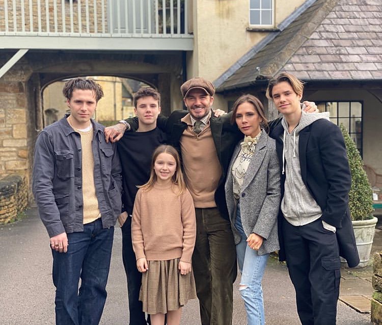 小七宅家化身美厨娘，光脚下厨超敬业，穿连衣裙胳膊好壮太抢镜