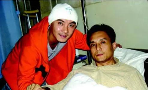 光头哥的凄惨人生,光头男的伤感背影视频