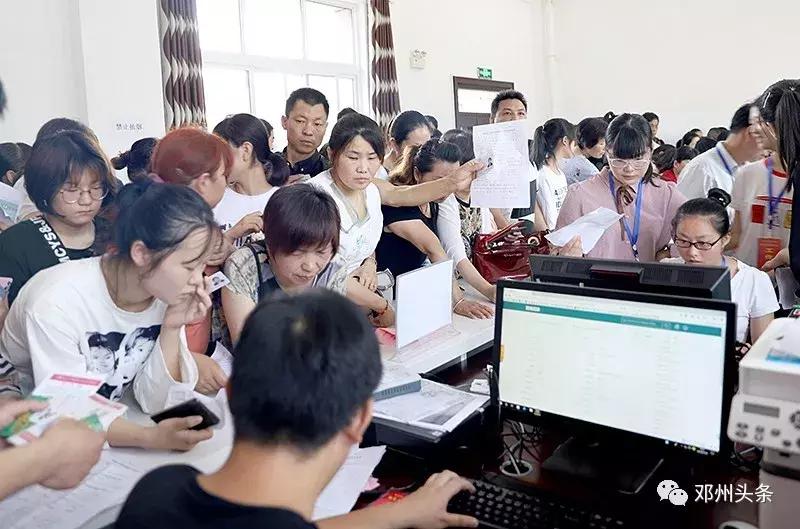 邓州一大波中学毕业生在这里排出“十米长龙”