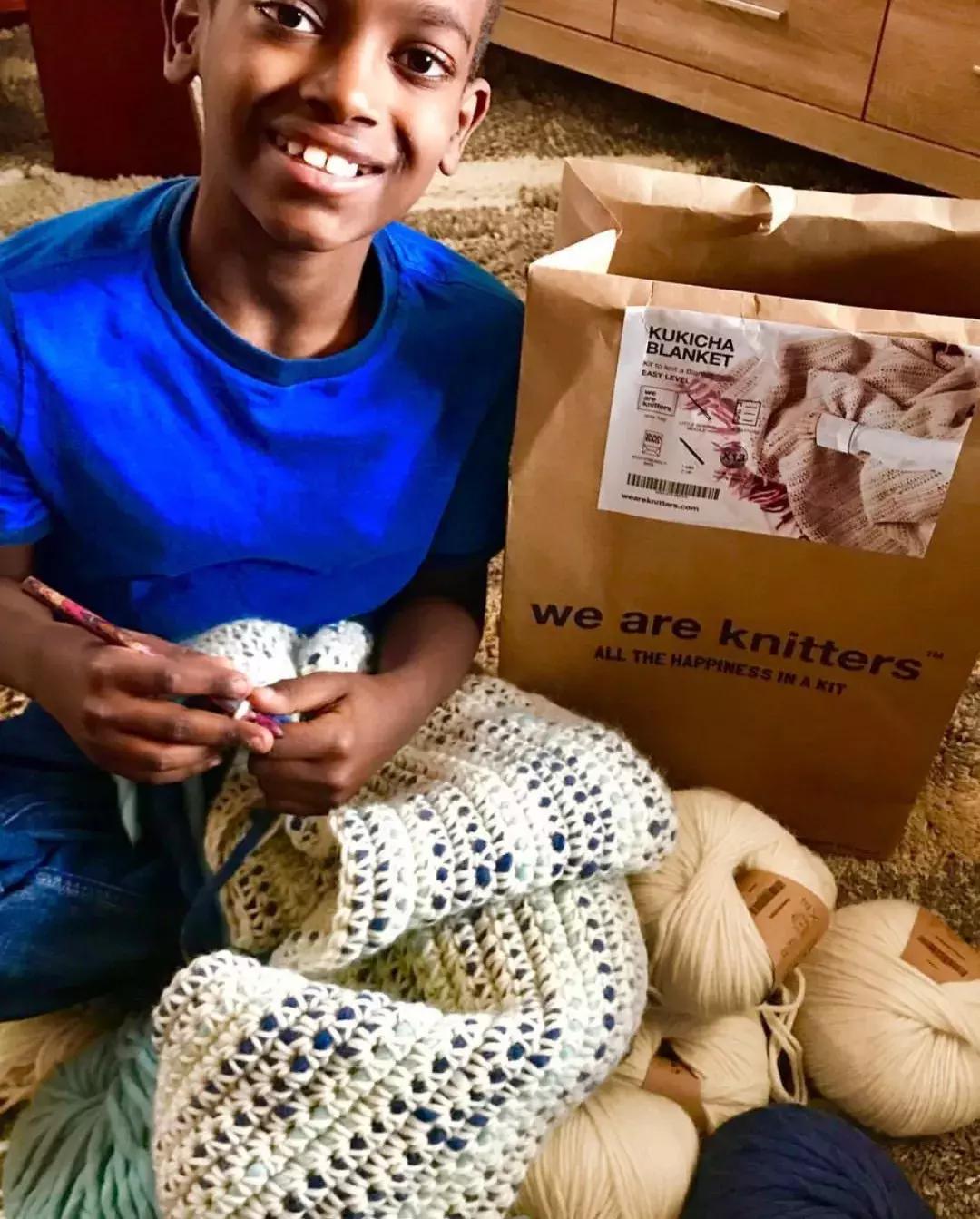 19万人看男生玩编织?从非洲弃婴到全美偶像,11岁男孩用6年逆袭人生...