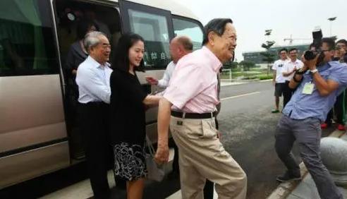 杨振宁与妻子翁帆育有子女吗,杨振宁女儿是否嫁给翁帆