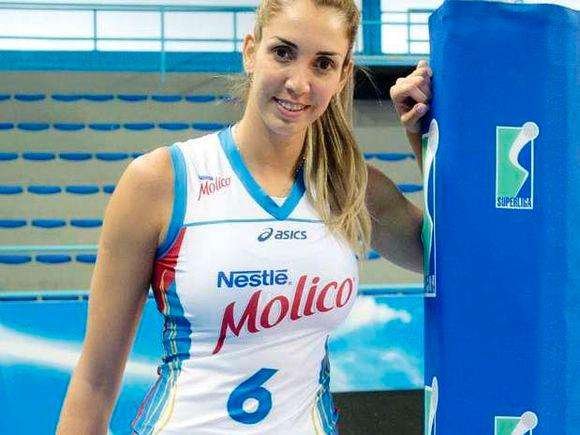 她是巴西火辣排球女神，魔鬼身材，频繁换男友惹争议