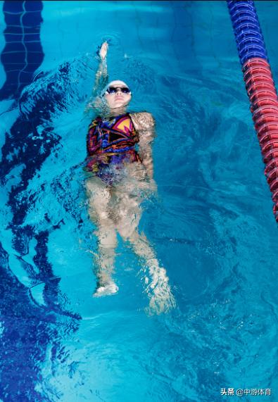 中游体育：第三种增加游泳速度的技巧减少失速