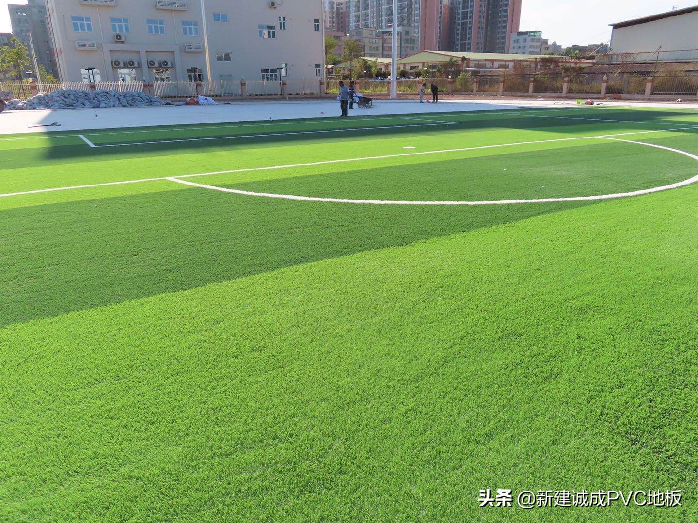 人造草皮和天然草皮踢球时的区别,人造草坪和天然草坪的区别