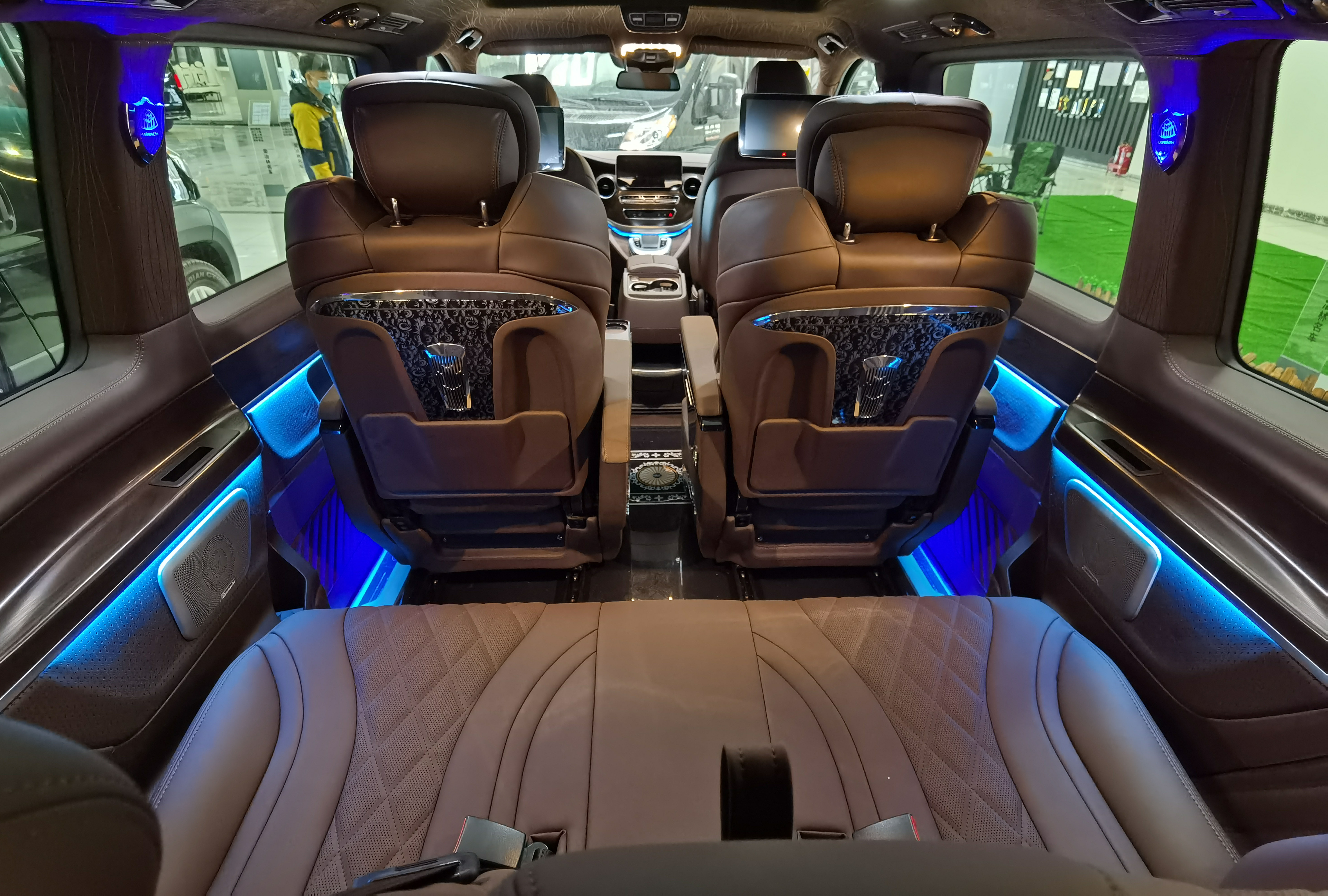 从简约到惊艳，奔驰V级商务车巅峰对决，同样的价格你会选谁？