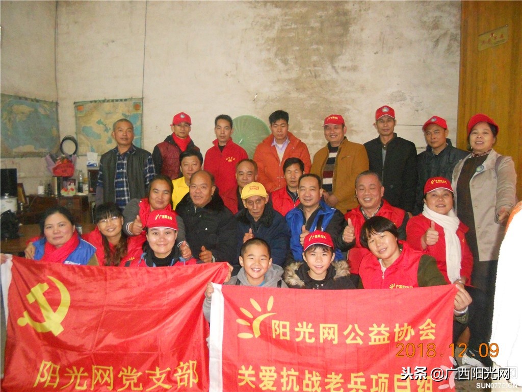 爱心志愿者给老人过集体生日,志愿者为103岁抗战老兵庆生