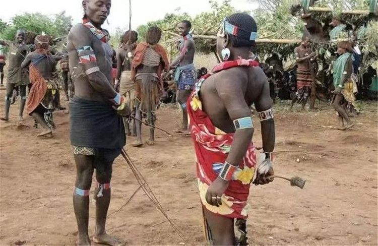 非洲最封闭部落，当地“大臀美女”，在这里要听男人的话！