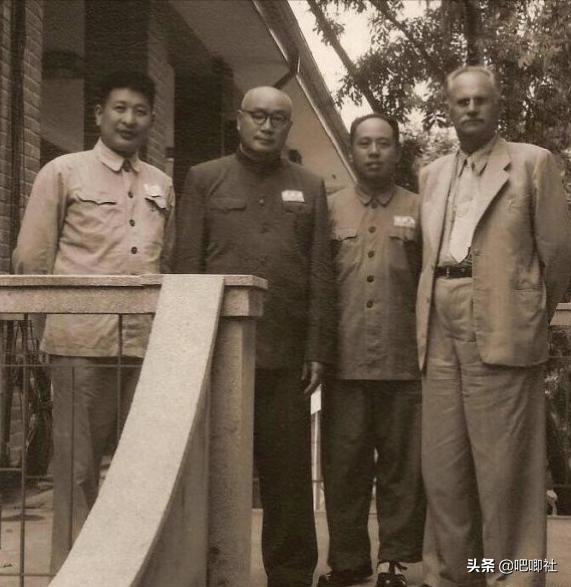 1958年刘帅作检讨，*小平邓**和陈毅站出来说话，陈老总：我替你写