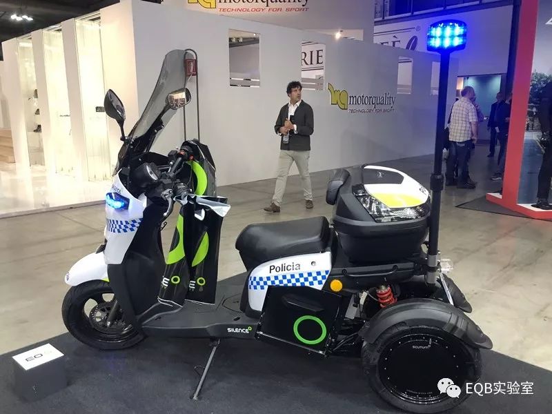 「米兰展独家」弯的电池？可当作充电宝的电池？外国人真会玩！