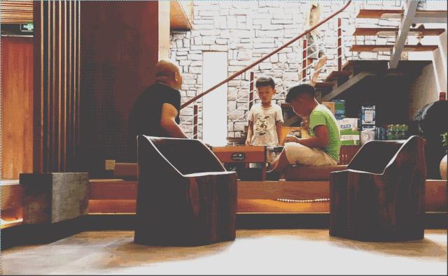 这个40岁大叔为钓鱼租下一座岛，改造破屋成海景房！