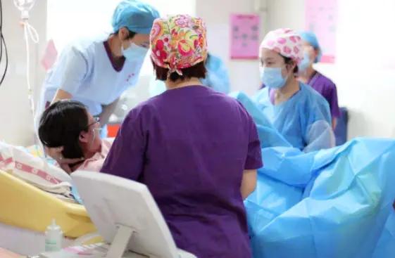 产妇生娃前被男医生“刮阴毛”，场面“尬”到不行，你经历过吗？