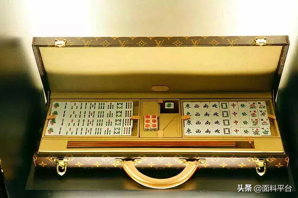 辣眼睛：“露奶衫”火了？一件4000元遭哄抢！太骚了