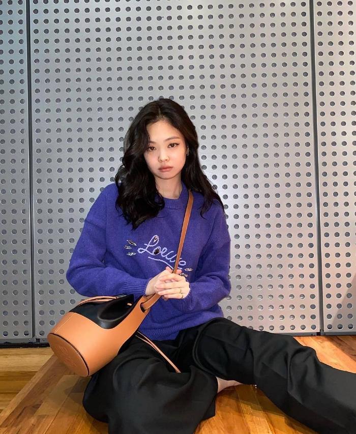 粉墨合作曲预告公开,jennie粉发双马尾,同款衣服又被卖光