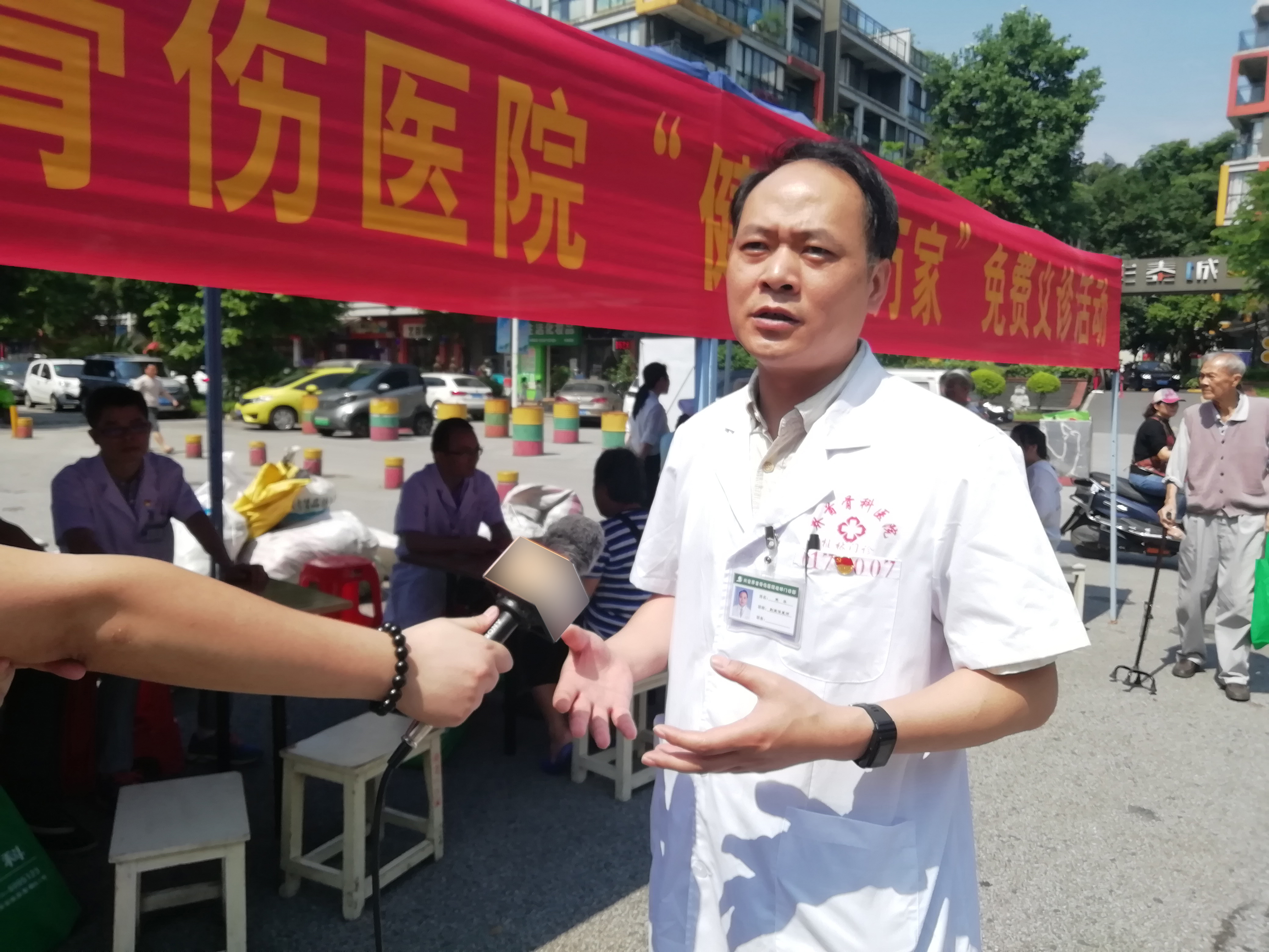 兴安界首骨伤医院一站式服务中心,送医送药送健康爱心义诊进农村