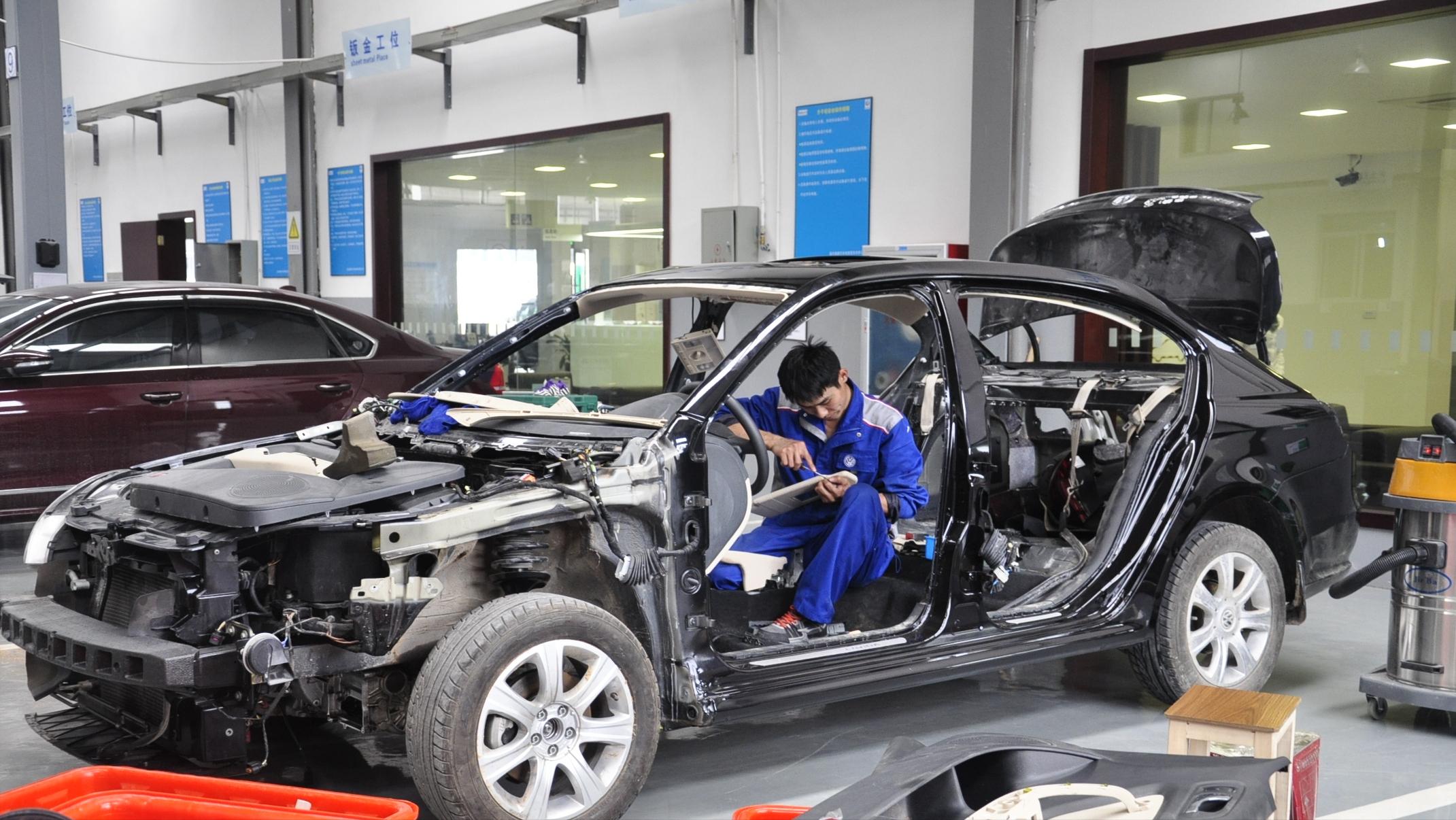 发生事故去4s店还是合作修理厂,汽车发生事故4s店维修怎么避坑