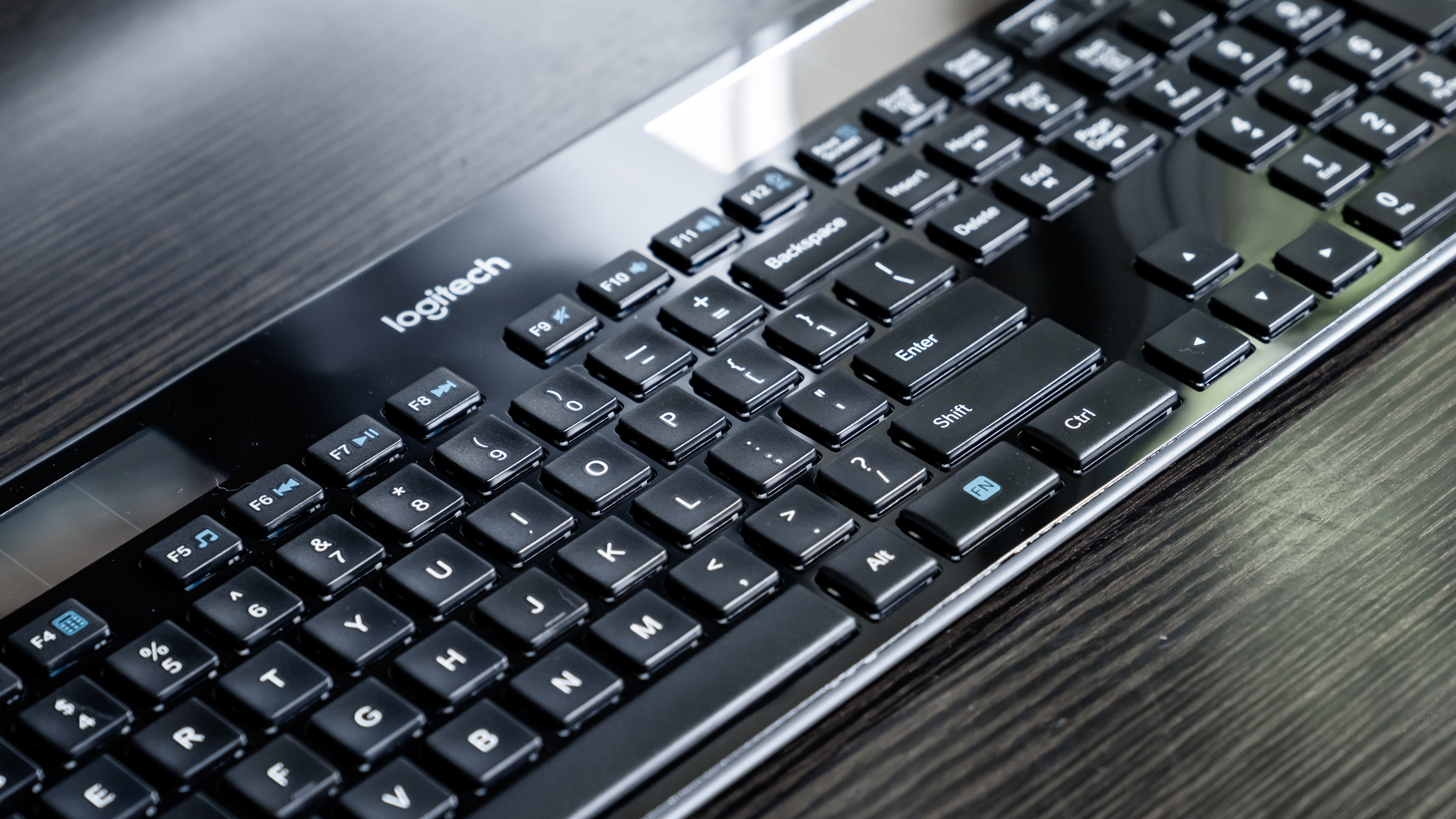 罗技键盘780和罗技k750,罗技k750无线键盘有电池的吗