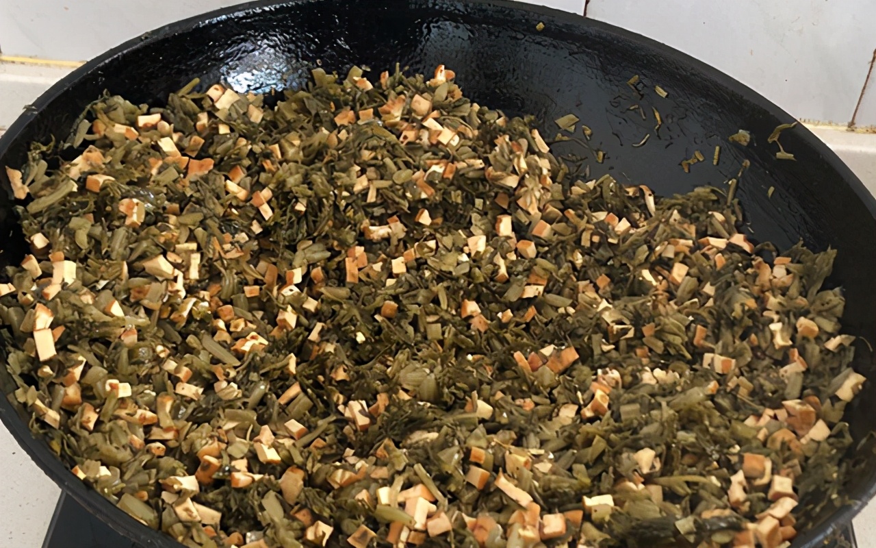 吃腻了肉包子，来一笼纯素雪里蕻咸菜包子，蓬松柔软，不塌不回缩