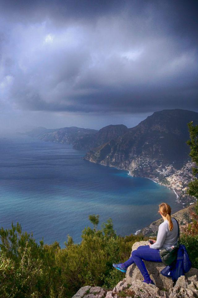 美国夫妇办45张信用卡,带4个娃看世界,用积分游22国,省下400万