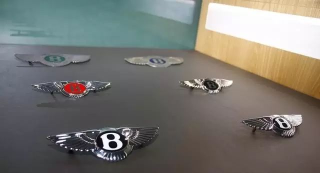 宾利黑色和红色标志,宾利有多少个绿色