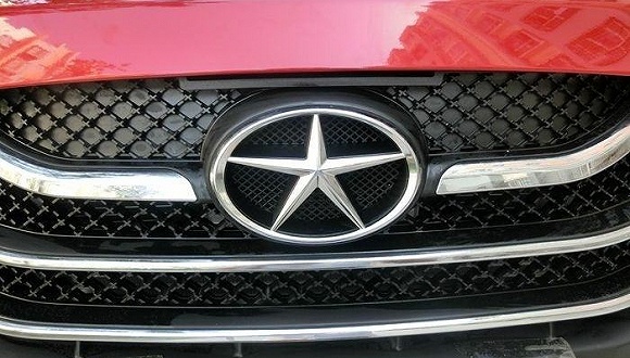 车标神似奔驰的国产汽车：净利跌近8成，今沦为蔚来汽车代工厂！