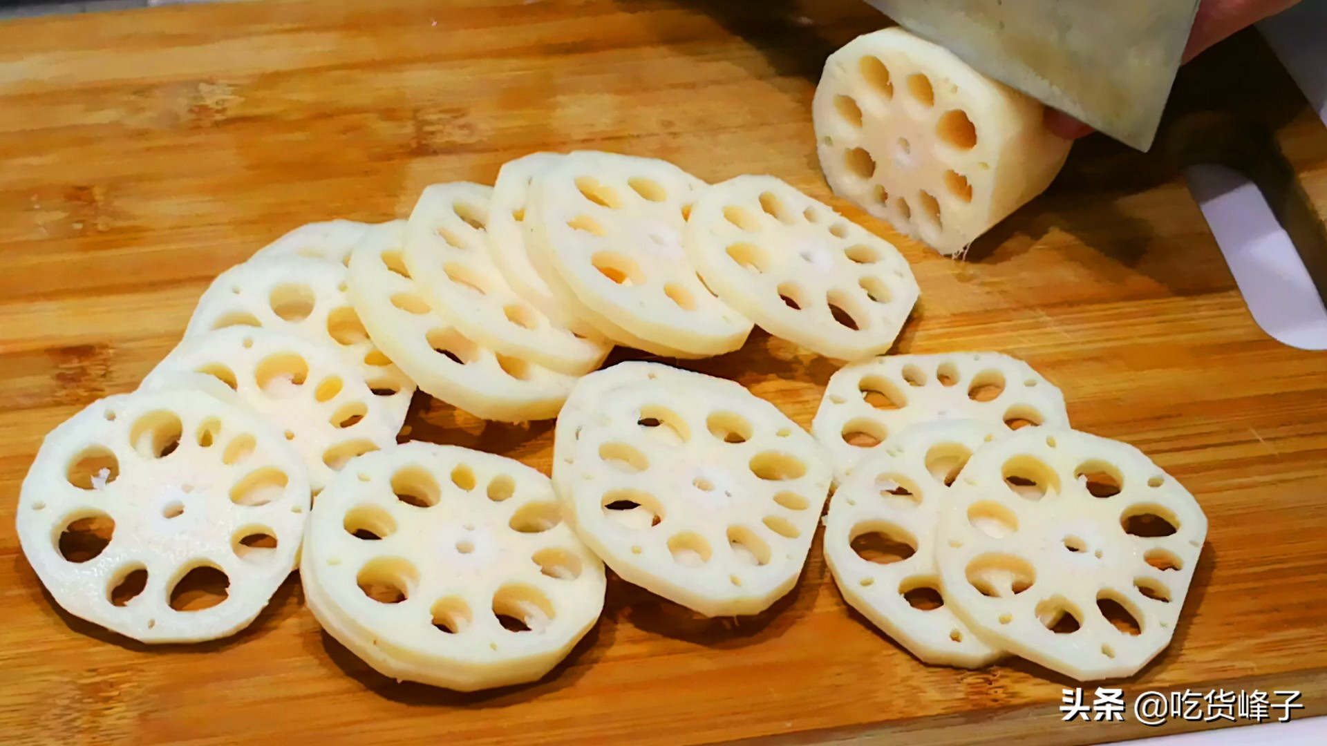 炒莲藕时，用盐泡还是用醋泡？大厨：都错了，这样做莲藕白又脆