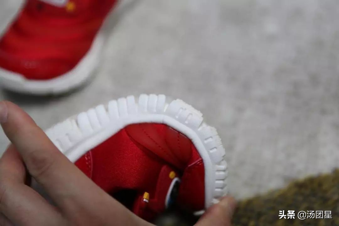 把乐迪穿在脚上起飞-小寻飞机侠儿童鞋