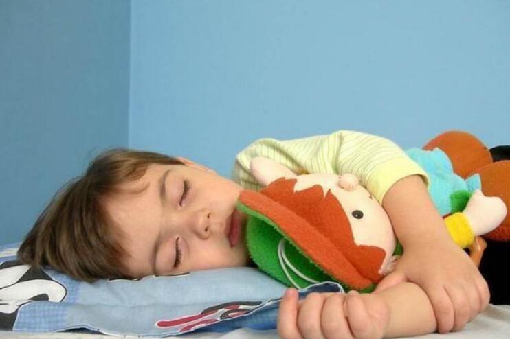 小婴儿一天睡多久正常,宝宝小睡时间多少合适