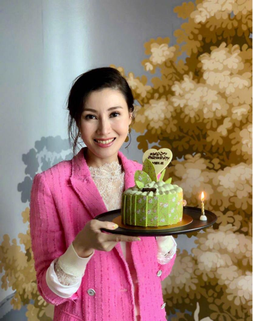 李嘉欣贵妇装扮太惊艳,李嘉欣蕾丝内搭