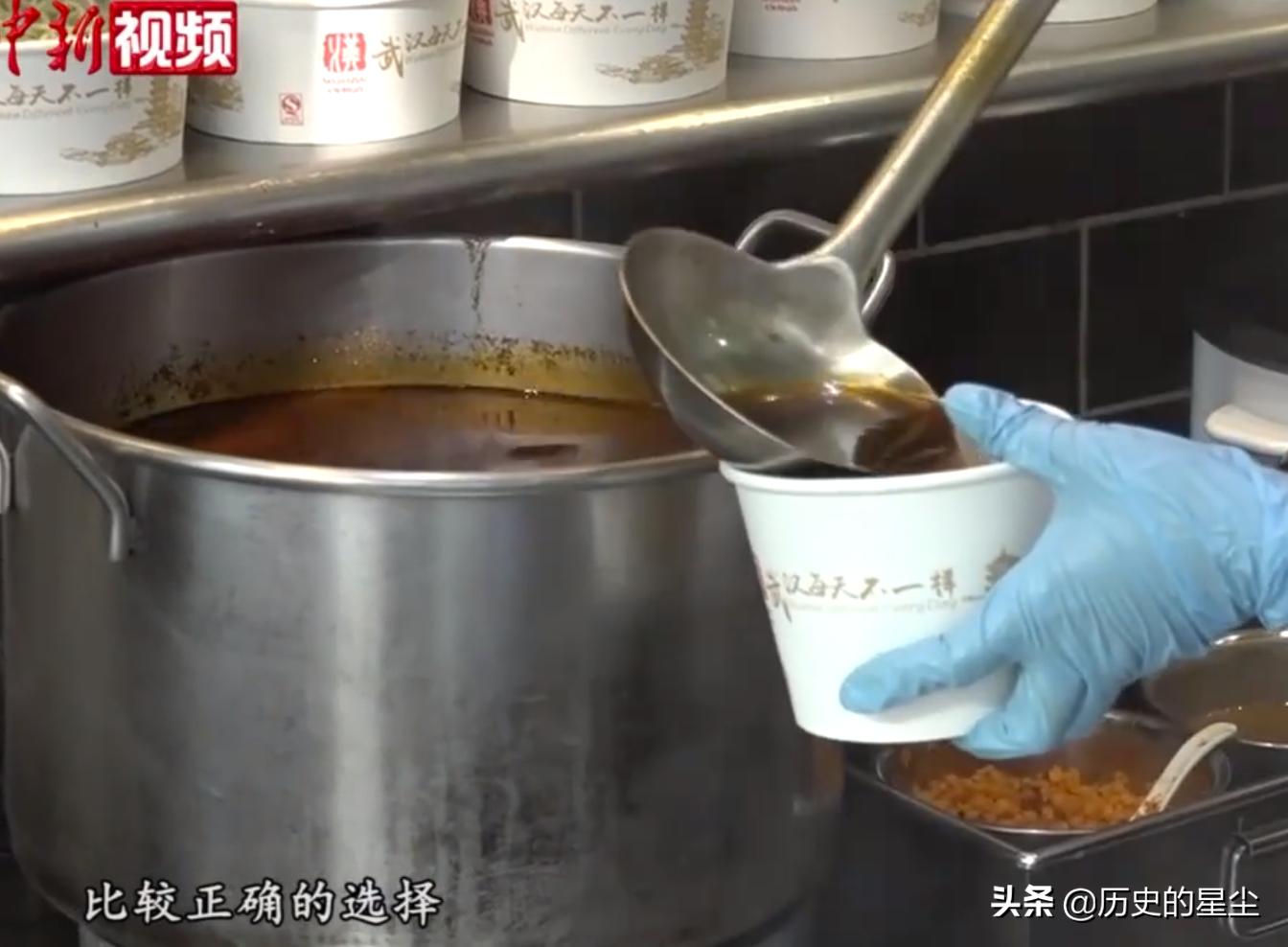 五星级酒店临街摆摊卖早餐跟小商贩抢生意，网友：哗众取宠要不得