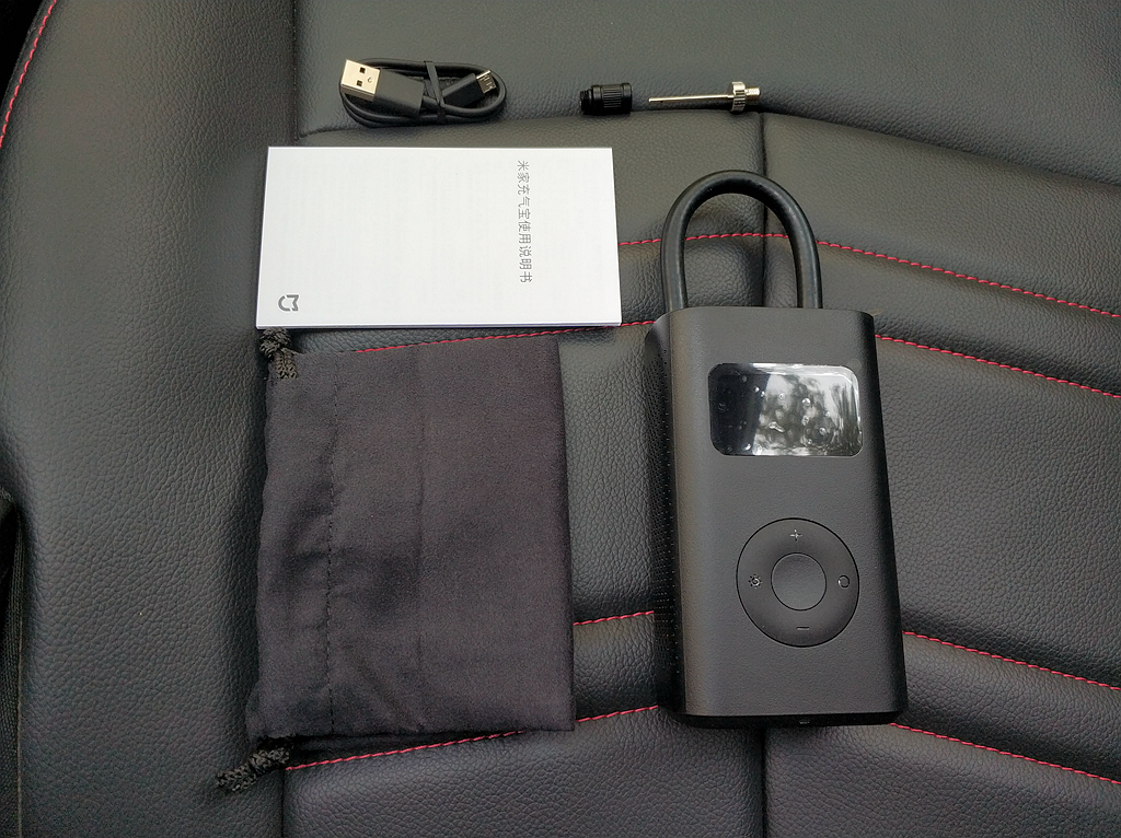 米家推出首款可以给汽车轮胎打气的设备，体积只有一个手机那么大